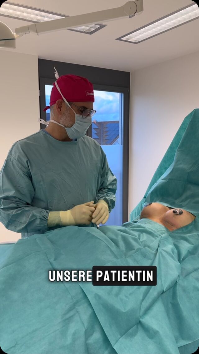 Unsere Patientin hatte vor zwölf Jahren im Ausland eine Brustvergrößerung mit anatomischen Implantaten, wobei sich das linke Implantat um 90° nach innen verdreht und verlagert hat. Aufgrunddessen haben sich die Brüste im Dekolleteebereich berührt, was die Patientin sehr gestört hatte.
Wir haben einen Implantatwechsel durchgeführt und dabei die tröpfchenförmigen gegen runde Implantate gewechselt sowie die Brüste noch etwas auf 295 CC vergrößert. Ebenso wurde das Dekolletee wiederhergestellt.

✨ Beste Qualität und höchste Sicherheit durch Klinikstandard ✨

☎️ +49 7741 835 825
📧 Info@klinik-schwarzwald.com
📍Klinik am Schwarzwald
Hauptstr. 31
79787 Lauchringen
🌍 www.klinik-schwarzwald.com

#drholdenried #plastischechirurgie #schönheitsklinik #beautydoc #beauty #schönheitsop #basel #klinikamschwarzwald #brustop #brustvergrößerung #implantate #plasticsurgery #waldshuttiengen #lauchringen #rheinfelden #zürich