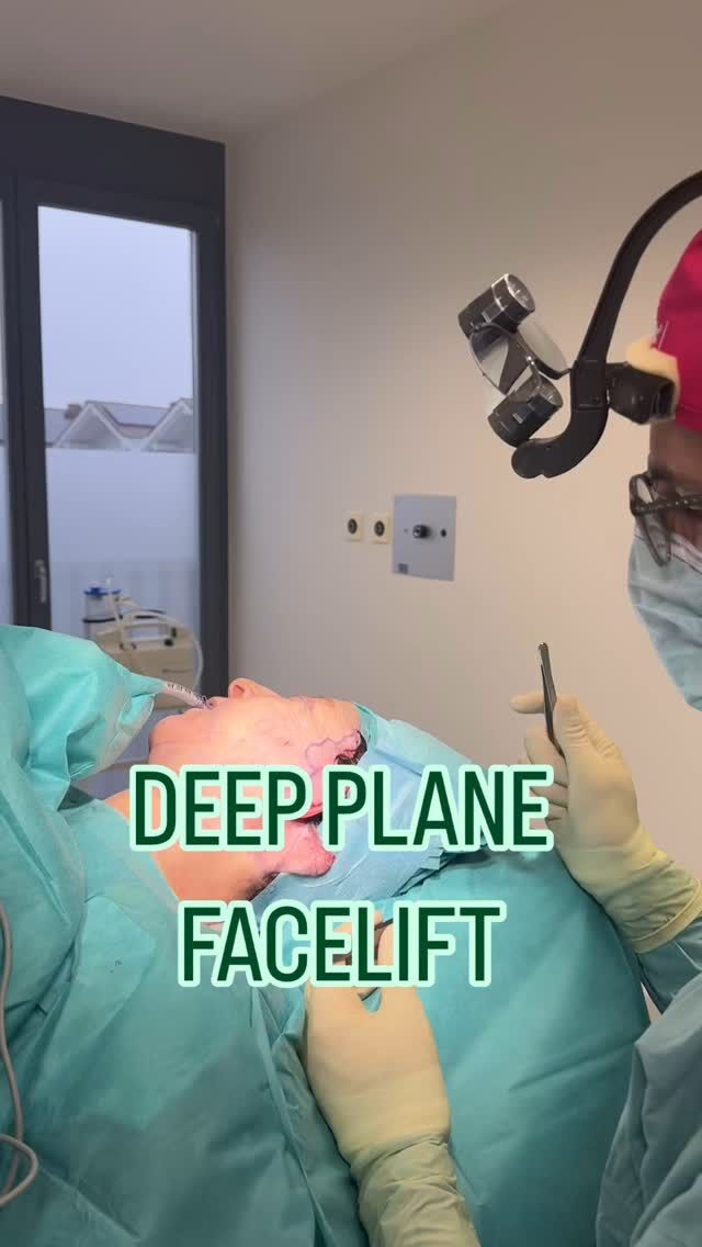 ✨ Natürliche Frische in jedem Alter – Deep Plane Facelift ✨

Vor kurzem durfte ich eine Patientin Mitte 60 behandeln, die sich ein frischeres, vitaleres Aussehen wünschte – ohne dabei ihre natürliche Ausstrahlung zu verlieren.

Mit einem Deep Plane Facelift konnte ich genau das erreichen: Durch die gezielte Straffung der tieferen Gewebeschichten (nicht nur der Haut) wird das Gesicht harmonisch verjüngt, ohne maskenhaft zu wirken. Die Gesichtszüge bleiben weich, authentisch und lebendig – ganz ohne sichtbare „Überkorrektur“.

Das Ergebnis? Ein strahlendes, erholtes Erscheinungsbild, das die Persönlichkeit meiner Patientin perfekt unterstreicht. Ihre Zufriedenheit zeigt: Schönheit kennt kein Alter, aber sie verdient immer Natürlichkeit.

#Facelift #DeepPlaneFacelift #NatürlicheSchönheit #Gesichtschirurgie #Verjüngung #PlastischeChirurgie #Selbstbewusstsein #AgeGracefully #drholdenried #lauchringen #basel #zürich #deepplane #klinikamschwarzwald #beauty